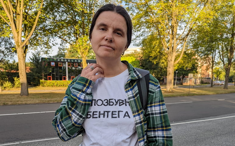 Авторка в (без)бентежній футболці